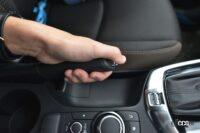 サイドブレーキを使うときは、レバー先端の解除ボタンを押しながら引く。