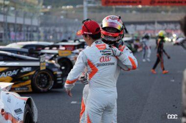 優勝を喜ぶau TOM'S GR Supraのドライバー