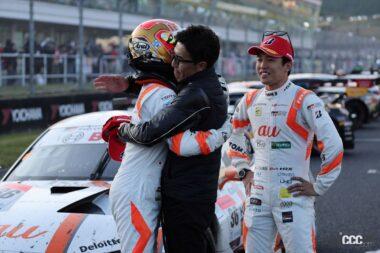 優勝を喜ぶ伊藤監督