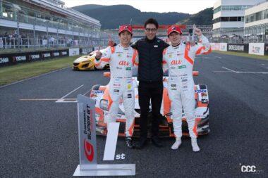 優勝パルクフェルメでの坪井選手、伊藤監督、宮田選手