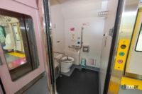 千葉駅側の先頭車にはトイレを設置しています