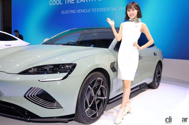 「BYDブースの「早乙女るな」は2023年デビューの新人レースクイーン【これだけは見逃すなジャパンモビリティショー2023×レースクイーン】」の1枚目の画像