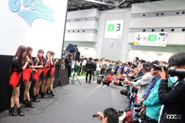 ブースに入りきれないほどの来場者