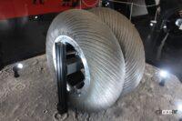こちらは、ブリヂストンのブースに展示されている月面探索車用タイヤ