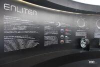 同社広報担当のオススメは、「ENLITEN」技術の展示パネルと海外向け市販タイヤ
