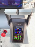 左右のモーターのスロットルコントローラー。表示モード切替タッチパネル