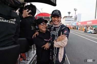 ポールポジションを喜ぶ加藤監督と平選手