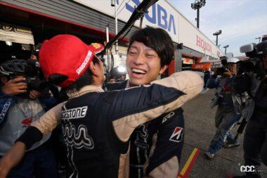 ポールポジションを喜ぶmuta Racing GR86 GTのドライバー