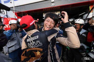 ポールポジションを喜ぶmuta Racing GR86 GTのドライバー