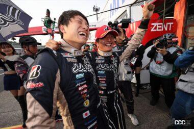 ポールポジションを喜ぶmuta Racing GR86 GTのドライバー