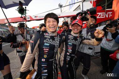 ポールポジションを喜ぶmuta Racing GR86 GTのドライバー