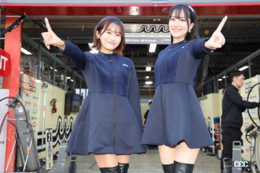 ポールポジションを喜ぶレースクイーン