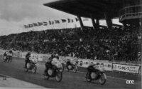 1962年竣工なった鈴鹿サーキットで、11月に初のレース開催となった第1回全日本選手権ロードレース大会。セニア50ccクラスのスタートシーン（弊社刊：AUTO SPORT スズカ・レース特集号　1962年12月臨時増刊号　電子版より）