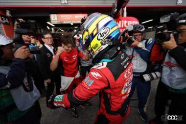 ポールポジションを喜ぶNiterra MOTUL Zのドライバー