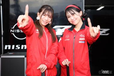 ポールポジションを喜ぶレースクイーン