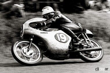1961年にマン島TTレースで優勝したトム・フィリス(マシンRC143：2気筒DOHC 125cc)