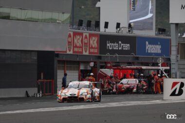 ピットアウトするau TOM'S GR Supra