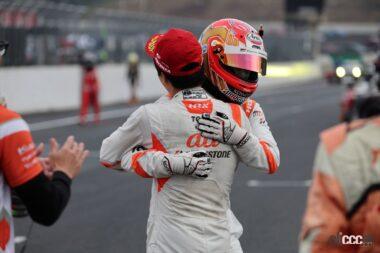 パルクフェルメで歓喜するau TOM'S GR Supraのドライバー