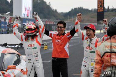 sgt_rd8_gt500_final_045パルクフェルメで歓喜するau TOM'S GR Supraのドライバーと伊藤監督