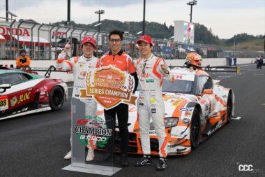 sgt_rd8_gt500_final_045パルクフェルメで歓喜するau TOM'S GR Supraのドライバーと伊藤監督