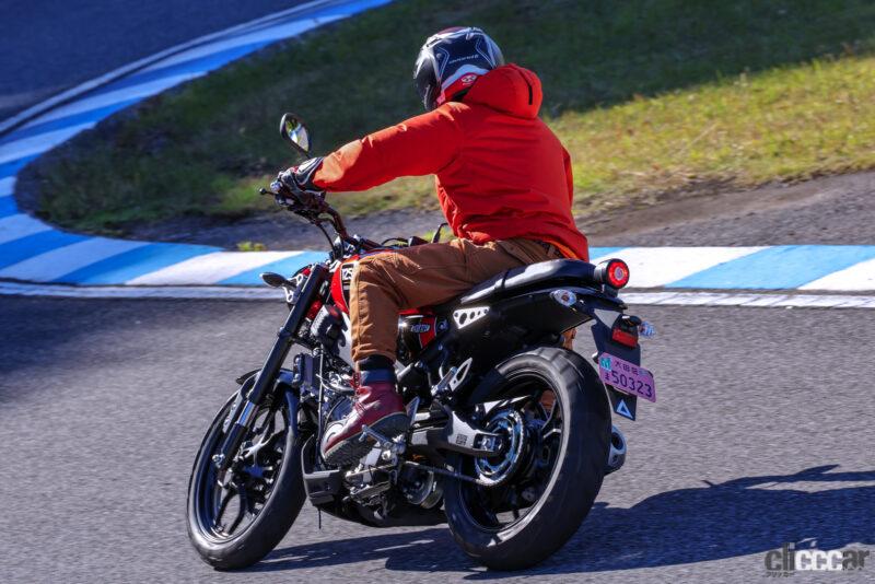 「ヤマハ新型「XSR125」は、自在に操れる走りが「遊び心」をくすぐるバイク。ネオレトロな原付二種スポーツに乗ってみた」の4枚目の画像