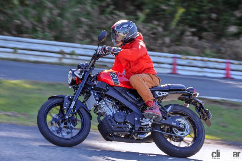 「ヤマハ新型「XSR125」は、自在に操れる走りが「遊び心」をくすぐるバイク。ネオレトロな原付二種スポーツに乗ってみた」の1枚目の画像