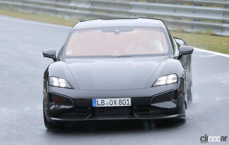 「ポルシェ「タイカン」改良型、雨のニュルブルクリンクで走行テスト。トップモデルは1,000馬力の「GT」に？」の1枚目の画像