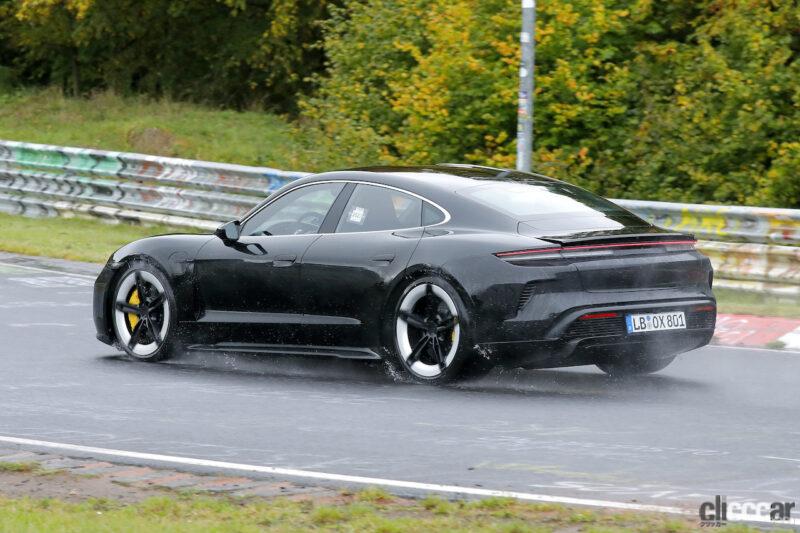 「ポルシェ「タイカン」改良型、雨のニュルブルクリンクで走行テスト。トップモデルは1,000馬力の「GT」に？」の8枚目の画像