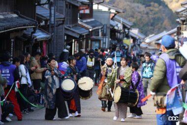 岩村本通りでの岩村城女太鼓