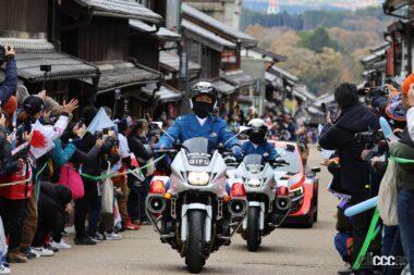 岩村城下町のリエゾンは白バイ先導で始まった