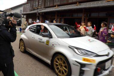 地元テレビは和服で応援する地元の方を撮影