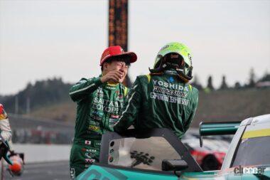 チャンピオンを讃えあう埼玉トヨペットGB GR Supra GTのドライバー