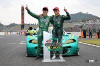 チャンピオンを讃えあう埼玉トヨペットGB GR Supra GTのドライバー