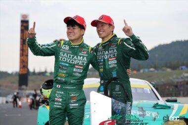 チャンピオンを讃えあう埼玉トヨペットGB GR Supra GTのドライバー
