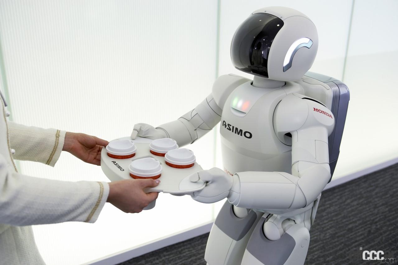 ホンダが二足走行ロボット「2代目ASIMO（アシモ）」を発表。レンタル費用は、1日当たり200万円、1年間で2000万円【今日は何の日？12月13日】  | clicccar.com