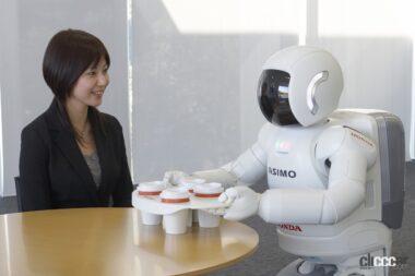 2005年に登場した2代目ASIMO。コーヒーをサービスする2代目ASIMO