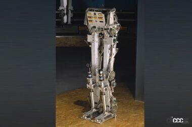 1986年に完成した初のロボット「E0」。足だけのロボットで足を交互に出してゆっくりですが歩くことに成功
