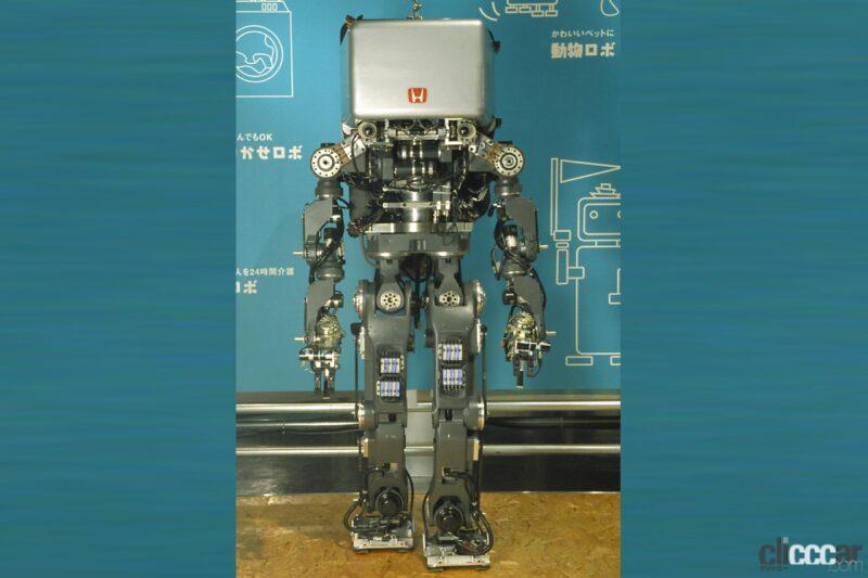 「ホンダが二足走行ロボット「2代目ASIMO（アシモ）」を発表。レンタル費用は、1日当たり200万円、1年間で2000万円【今日は何の日？12月13日】」の4枚目の画像