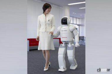 人と手を繋いで歩く2代目ASIMO