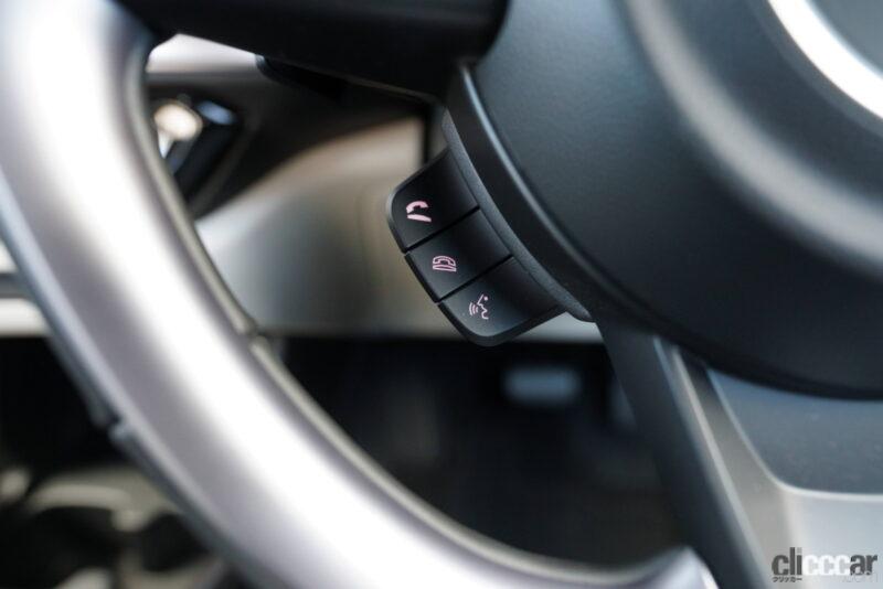 「新型スズキ・スイフトのインテリアをチェック。運転席は包まれ感が高く、スイッチ操作がしやすいコクピット感覚」の5枚目の画像