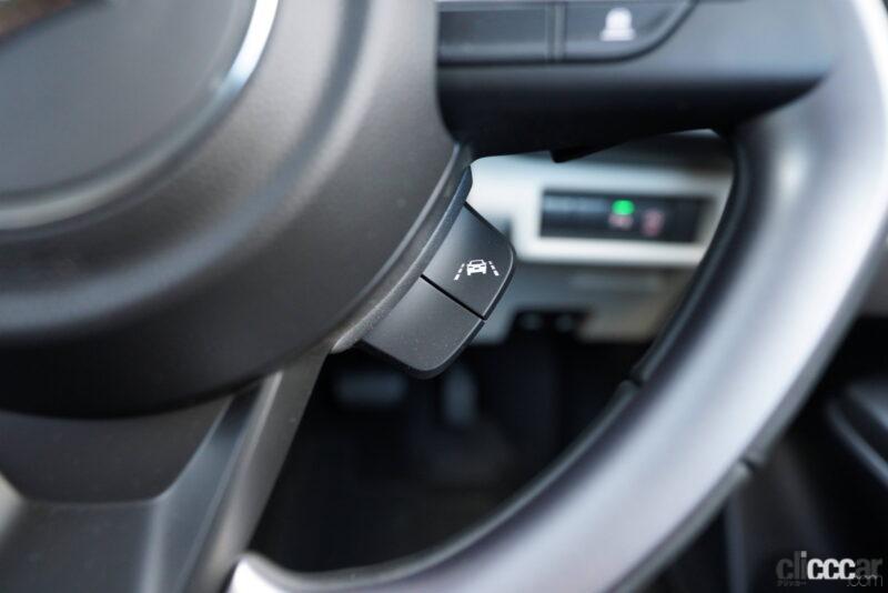 「新型スズキ・スイフトのインテリアをチェック。運転席は包まれ感が高く、スイッチ操作がしやすいコクピット感覚」の6枚目の画像