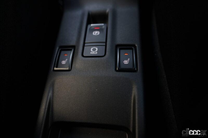 「新型スズキ・スイフトのインテリアをチェック。運転席は包まれ感が高く、スイッチ操作がしやすいコクピット感覚」の7枚目の画像