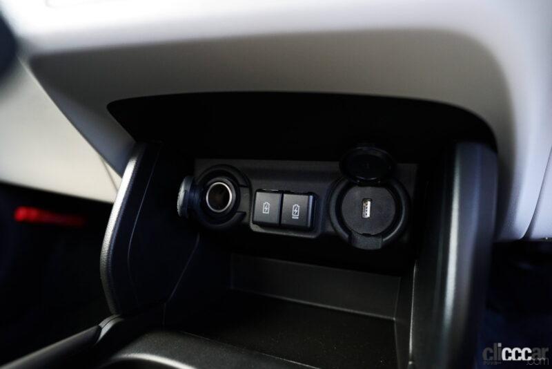 「新型スズキ・スイフトのインテリアをチェック。運転席は包まれ感が高く、スイッチ操作がしやすいコクピット感覚」の9枚目の画像