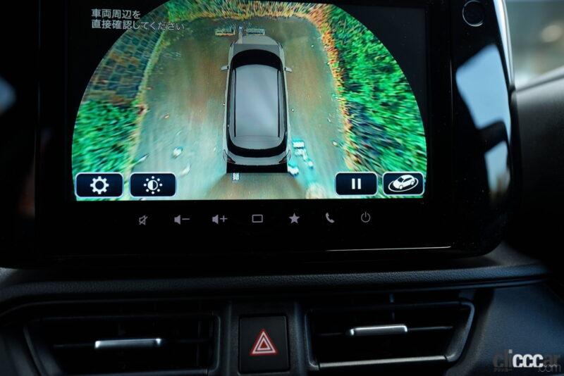 「新型スズキ・スイフトのインテリアをチェック。運転席は包まれ感が高く、スイッチ操作がしやすいコクピット感覚」の12枚目の画像