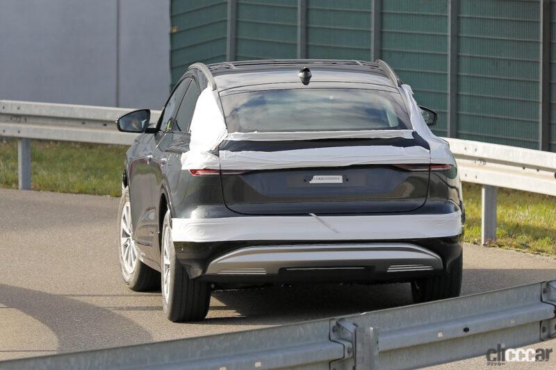 「アウディの次世代電動SUV「Q6 e-tron」最終デザインをキャッチ。登場は2024年初頭？」の4枚目の画像