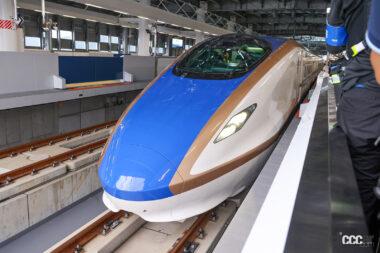 2023年10月20日に敦賀駅で開催された北陸新幹線試験車両歓迎セレモニーで、新幹線ホームに入線したW7系