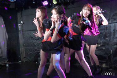 パフォーマンスを繰り広げるA-class