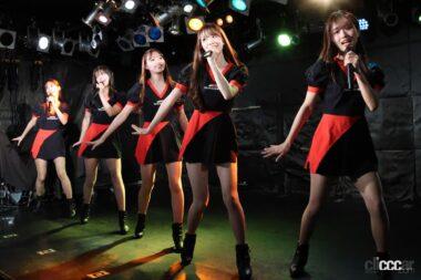 パフォーマンスを繰り広げるA-class