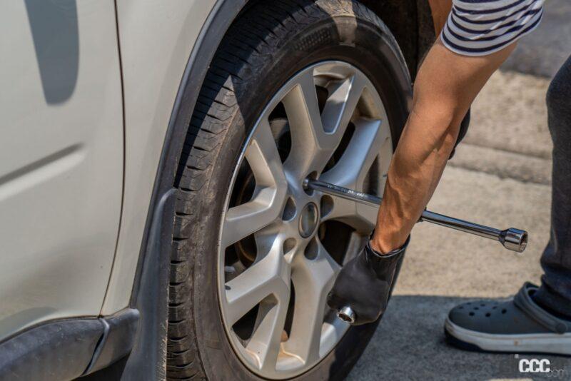 「タイヤ交換のタイミングを見極める3つのポイント。残り溝の深さ・見た目の異常・使用期間をチェック」の2枚目の画像