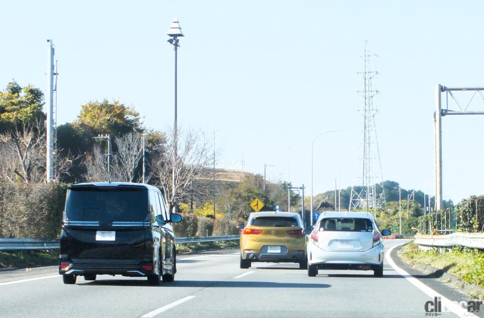 車線変更できるセンターラインは白い破線・白い実線。黄色い実線・二重線ではどうなる? | clicccar.com